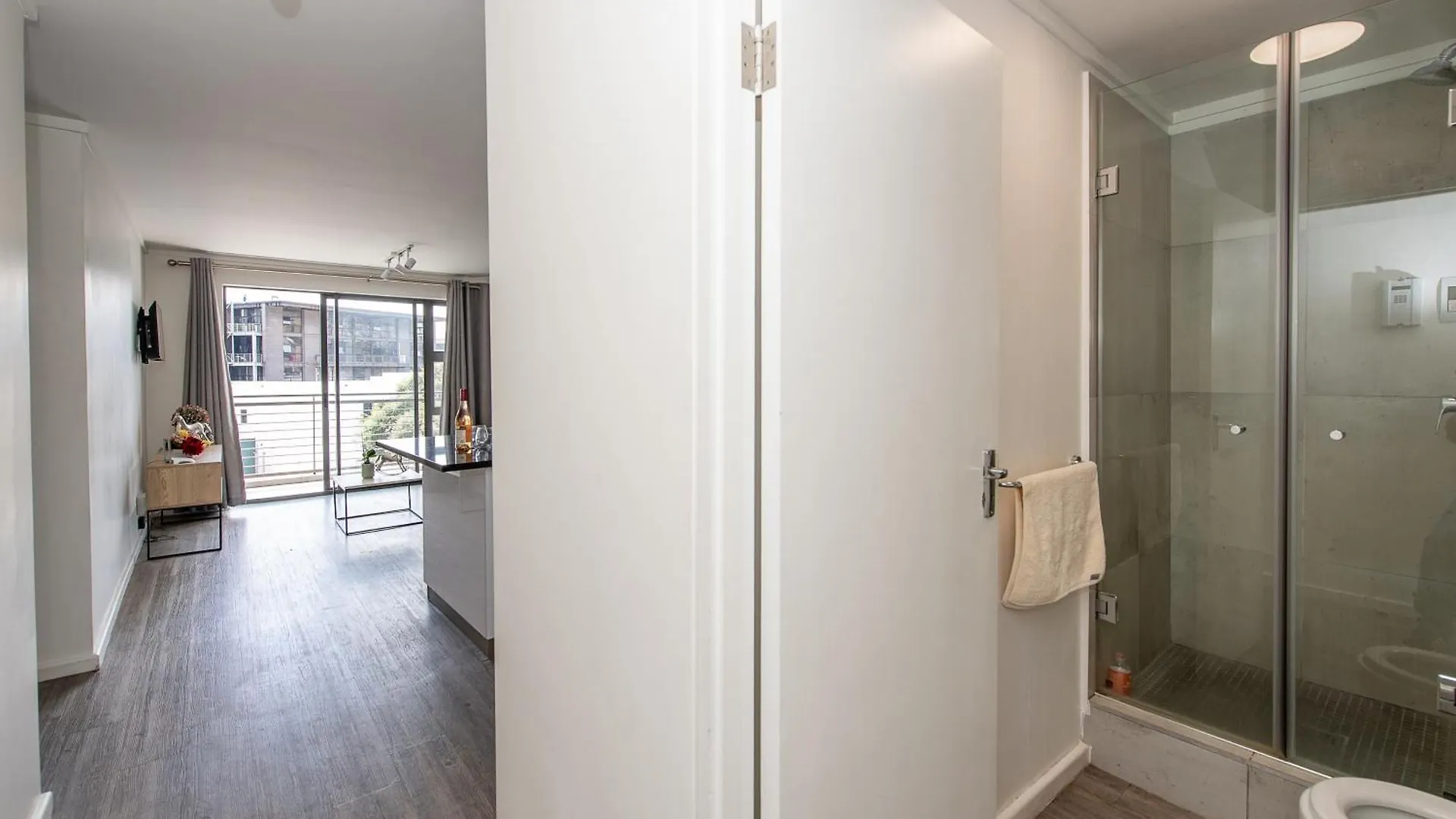 Modern 2 Bedroom Unit In District Six Cape Town 0*,  Güney Afrika